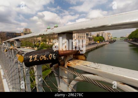 Weitwinkelblick entlang der oberen Fußgängerzone der Pont de Flandre (Pont de la Rue de Crimée) mit auffälligem Liebesschloss. Stockfoto