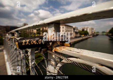 Weitwinkelblick entlang der oberen Fußgängerzone der Pont de Flandre (Pont de la Rue de Crimée) mit auffälligem Liebesschloss. Stockfoto