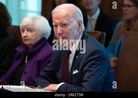 Washington, Usa. 06. Juni 2023. US-Präsident Joe Biden hält am 06. Juni 2023 im Kabinettssaal des Weißen Hauses in Washignton, DC, USA, neben US-Finanzministerin Janet Yellen (L) eine Kabinettssitzung ab. Kredit: Abaca Press/Alamy Live News Stockfoto