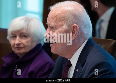 Washington, Usa. 06. Juni 2023. US-Präsident Joe Biden hält am 06. Juni 2023 im Kabinettssaal des Weißen Hauses in Washignton, DC, USA, neben US-Finanzministerin Janet Yellen (L) eine Kabinettssitzung ab. Kredit: Abaca Press/Alamy Live News Stockfoto