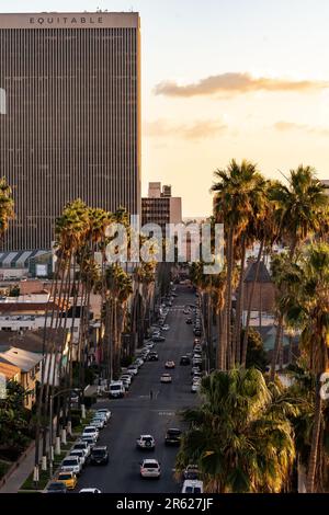 Blick von der Dachterrasse auf die Mariposa Ave im Koreatown-Abschnitt von Los Angeles bei Sonnenuntergang Stockfoto