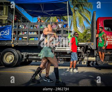 Grand Cayman, Kaimaninseln, Mai 2023, Blick auf ein Paar, das mit dem Karneval spaziert Stockfoto