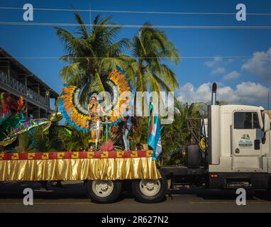 Grand Cayman, Kaimaninseln, 2023. Mai, Blick auf eine Frau, die während des Karnevals auf einem Floß auftritt Stockfoto