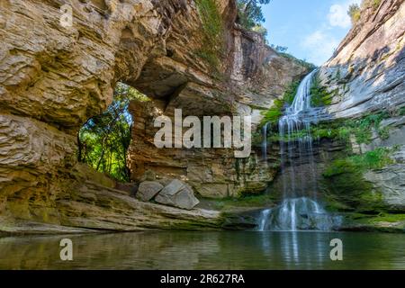 Ein großer, schöner Wasserfall inmitten von Felsen. Naturhintergrund. Stockfoto