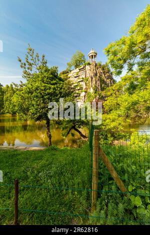 Der Tempel de la Sybille auf einer künstlichen Klippe im Parc des Buttes Chaumont an einem sonnigen frühen Sommertag in Paris, Frankreich Stockfoto