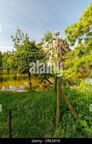 Der Tempel de la Sybille auf einer künstlichen Klippe im Parc des Buttes Chaumont an einem sonnigen frühen Sommertag in Paris, Frankreich Stockfoto