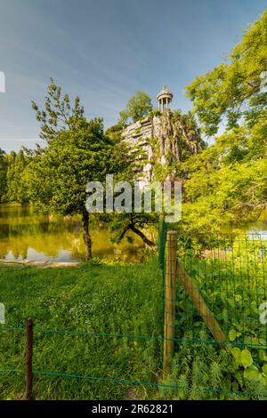 Der Tempel de la Sybille auf einer künstlichen Klippe im Parc des Buttes Chaumont an einem sonnigen frühen Sommertag in Paris, Frankreich Stockfoto