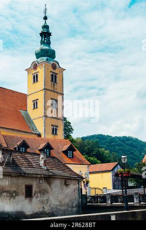 Wunderschöner Blick auf die St. Anastazia Kirche in Samobor, Kroatien. Stockfoto