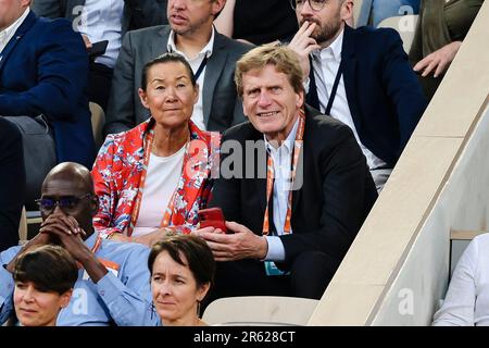 Paris, Frankreich. 6. Juni 2023. Dietloff von Arnim (r) sitzt auf der Tribüne. Der Präsident des Deutschen Tennisverbandes (DTB) tritt bei der Wahl zum Präsidenten des Internationalen Tennisverbandes (ITF) am 24. September 2023 an. Frank Molter/Alamy Live-Nachrichten Stockfoto