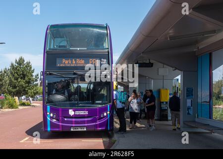 Gäste steigen in einen Doppeldeckerbus vom Parkplatz Portsmouth Park & Ride in Richtung Hard Interchange und Stadtzentrum, Hampshire, England, Großbritannien Stockfoto