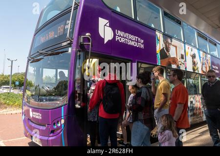 Gäste steigen in einen Doppeldeckerbus vom Parkplatz Portsmouth Park & Ride in Richtung Hard Interchange und Stadtzentrum, Hampshire, England, Großbritannien Stockfoto