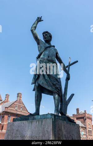 Statue von St. John, dem Evangelisten vor der St. John's Catholic Cathedral, Portsmouth, Hampshire, England, Großbritannien, Bronzestatue, geformt von Philip Jackson Stockfoto