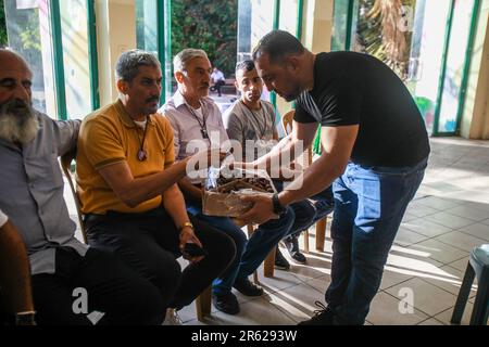 Nablus, Palästina. 06. Juni 2023. Die Palästinenser sprechen dem ägyptischen Soldaten Mohamed Salah Beileid aus, der vor einigen Tagen in der Stadt Nablus im Westjordanland von israelischen Streitkräften an der ägyptisch-israelischen Grenze erschossen wurde. Kredit: SOPA Images Limited/Alamy Live News Stockfoto