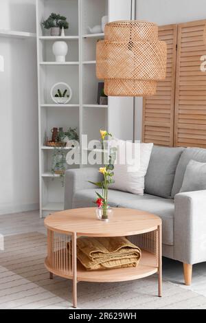 Wunderschönes Ikebana auf dem Couchtisch im Wohnzimmer Stockfoto