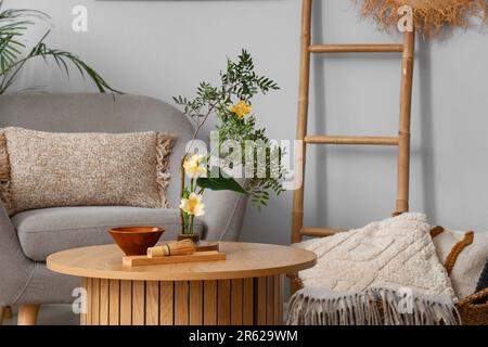 Wunderschönes Ikebana auf dem Couchtisch im Wohnzimmer Stockfoto