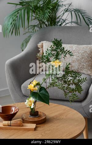 Wunderschönes Ikebana auf dem Couchtisch im Wohnzimmer Stockfoto