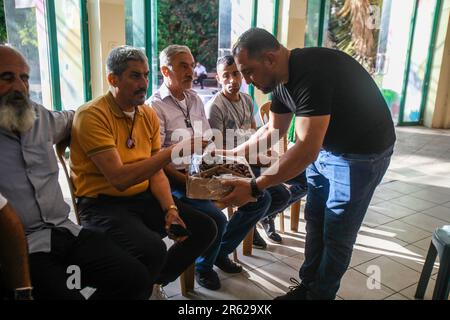 Nablus, Palästina. 06. Juni 2023. Die Palästinenser sprechen dem ägyptischen Soldaten Mohamed Salah Beileid aus, der vor einigen Tagen in der Stadt Nablus im Westjordanland von israelischen Streitkräften an der ägyptisch-israelischen Grenze erschossen wurde. (Foto von Nasser Ishtayeh/SOPA Images/Sipa USA) Guthaben: SIPA USA/Alamy Live News Stockfoto