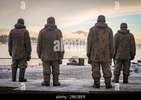 Statue von Polarforschern außerhalb des Fram-Museums, Oslo, Norwegen, von hinten gesehen mit Blick auf das Meer Stockfoto