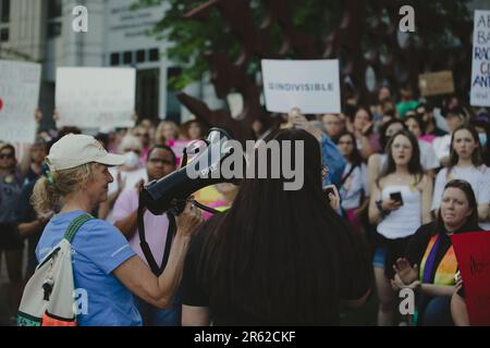 Demonstranten versammeln sich in Reno, Nevada, nach der Aufhebung von Roe gegen Wade durch den Obersten Gerichtshof am 24. Juni 2022. Stockfoto