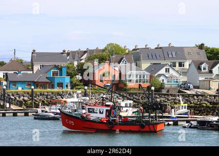 Farbenfrohe Häuser und Boote entlang des Dingle Harbour in Dingle, Irland Stockfoto