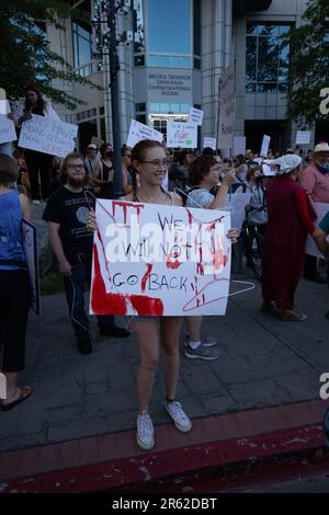 Demonstranten versammeln sich in Reno, Nevada, nach der Aufhebung von Roe gegen Wade durch den Obersten Gerichtshof am 24. Juni 2022. Stockfoto