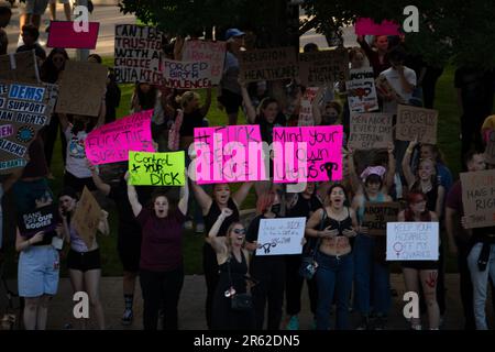 Demonstranten versammeln sich in Reno, Nevada, nach der Aufhebung von Roe gegen Wade durch den Obersten Gerichtshof am 24. Juni 2022. Stockfoto