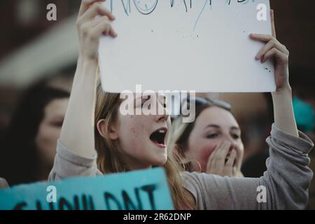 Demonstranten versammeln sich in Reno, Nevada, nach der Aufhebung von Roe gegen Wade durch den Obersten Gerichtshof am 24. Juni 2022. Stockfoto