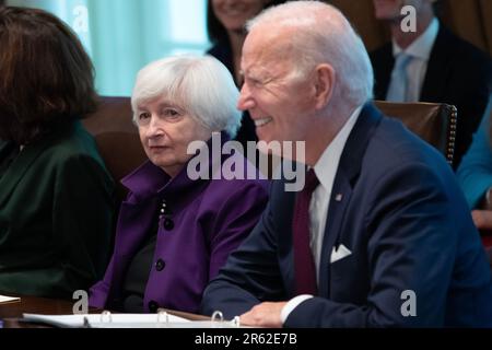 US-Präsident Joe Biden hält am 06. Juni 2023 im Kabinettssaal des Weißen Hauses in Washignton, DC, USA, neben US-Finanzminister Janet Yellen (L) eine Kabinettssitzung ab.Guthaben: Michael Reynolds/Pool via CNP/MediaPunch Stockfoto