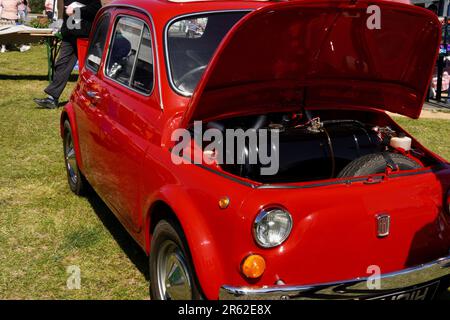 Barry, Vale of Glamorgan, Wales - Juni 06 2023: Nostalgischer roter fiat 500, Auto aus den 1950er - 1960er in der Automesse ausgestellt Stockfoto