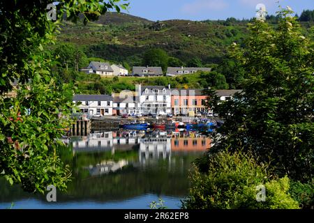 Tarbert, Schottland, Großbritannien. 6. Juni 2023 Nach einem teilweise bewölkten Tag endet der Tag an der Westküste und am malerischen Hafen in Tarbert, Kintyre, an einem schönen sonnigen Abend. Kredit: Craig Brown/Alamy Live News Stockfoto