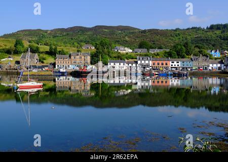 Tarbert, Schottland, Großbritannien. 6. Juni 2023 Nach einem teilweise bewölkten Tag endet der Tag an der Westküste und am malerischen Hafen in Tarbert, Kintyre, an einem schönen sonnigen Abend. Kredit: Craig Brown/Alamy Live News Stockfoto