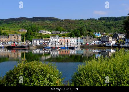 Tarbert, Schottland, Großbritannien. 6. Juni 2023 Nach einem teilweise bewölkten Tag endet der Tag an der Westküste und am malerischen Hafen in Tarbert, Kintyre, an einem schönen sonnigen Abend. Kredit: Craig Brown/Alamy Live News Stockfoto