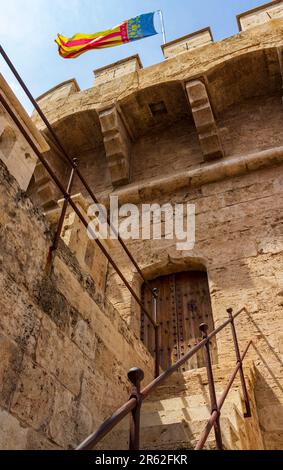 Quart Towers und Valencian Flag Stockfoto