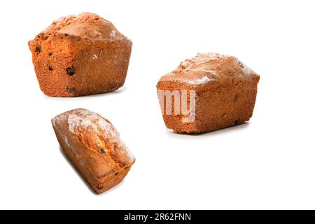 Ein Cupcake mit Rosinen auf weißem Hintergrund. Muffin. Stockfoto