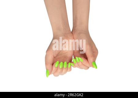 Die Hand einer Frau mit grünen Nolen hält ein winziges oder dünnes Objekt, isoliert auf weißem Hintergrund. Stockfoto