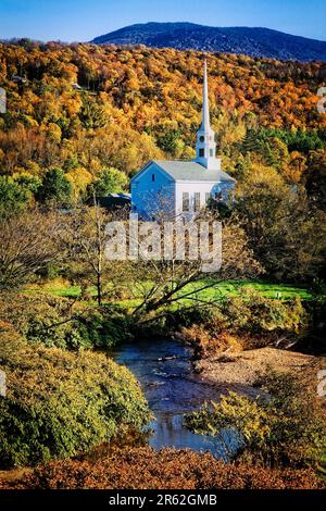 Die Stowe Community Church hebt sich vom Wald in den Green Mountains von Vermont ab. Stockfoto