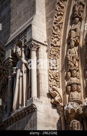 Skulpturen und Figuren schmücken das Äußere der Kathedrale Notre Dame in Paris, Frankreich. Stockfoto