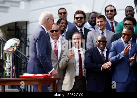 Washington, Vereinigte Staaten. 05. Juni 2023. US-Präsident Joe Biden begrüßt die Kansas City Chiefs, die am 5. Juni 2023 im Super Bowl LVII auf dem südlichen Rasen des Weißen Hauses in Washington ihren Sieg feiern. Kredit: Yuri Gripas/Pool über CNP/dpa/Alamy Live News Stockfoto