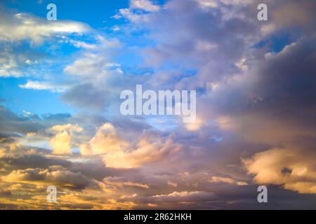 Himmel mit Wolken bei Sonnenuntergang Stockfoto