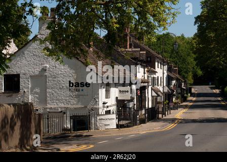 Die Geschäfte und Cafés auf der New Road Prestbury, Cheshire Stockfoto