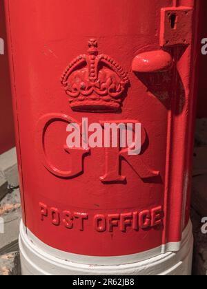 Ein rotes Säulenfach von George V (1927-1935), ausgestellt im Postal Museum in London, Großbritannien. Stockfoto