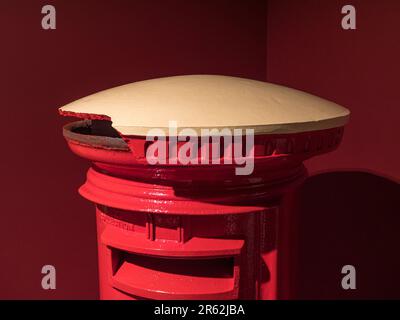 Ein rotes Säulenfach von George V (1927-1935) mit weißer Oberseite zur Vermeidung von Unfällen während des Zweiten Weltkriegs, ausgestellt im Postal Museum in London, Großbritannien. Stockfoto