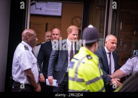 London, Großbritannien. 06. Juni 2023. Prinz Harry, Herzog von Sussex, verlässt die Königlichen Gerichtshöfe, den britischen High Court, im Zentrum von London. Prinz Harry hat einen Zeugenstand als Teil der Ansprüche gegen einen britischen Boulevardverleger, den letzten seiner Rechtsstreitigkeiten mit der Presse. König Karls jüngerer Sohn wird der erste ranghöchste britische königliche König sein, der seit mehr als einem Jahrhundert vor Gericht aussagt, wenn er gegen Mirror Group Newspapers (MGN) aussagt. Kredit: SOPA Images Limited/Alamy Live News Stockfoto