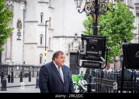 London, Großbritannien. 06. Juni 2023. Robert Jobson berichtet zusammen mit ABC während des Gerichtsverfahrens gegen Prinz Harry, Herzog von Sussex, vor den königlichen Gerichtshöfen des britischen High Court im Zentrum von London. Prinz Harry hat einen Zeugenstand als Teil der Ansprüche gegen einen britischen Boulevardverleger, den letzten seiner Rechtsstreitigkeiten mit der Presse. König Karls jüngerer Sohn wird der erste ranghöchste britische königliche König sein, der seit mehr als einem Jahrhundert vor Gericht aussagt, wenn er gegen Mirror Group Newspapers (MGN) aussagt. Kredit: SOPA Images Limited/Alamy Live News Stockfoto