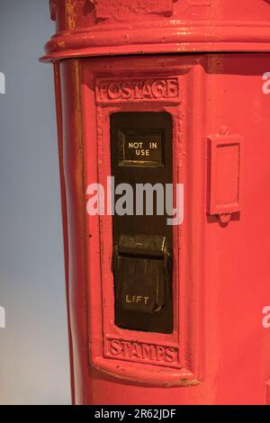 Ein 1930er-Jahre-Kombisäulenkasten (Typ E) mit Briefmarkenautomat im Postal Museum in London, Großbritannien. Stockfoto