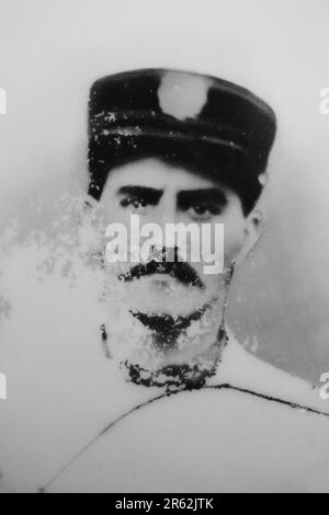 Vintage-Foto eines professionellen Mannes, der den Hut eines Zugführers in Schwarz-Weiß trägt. Stockfoto