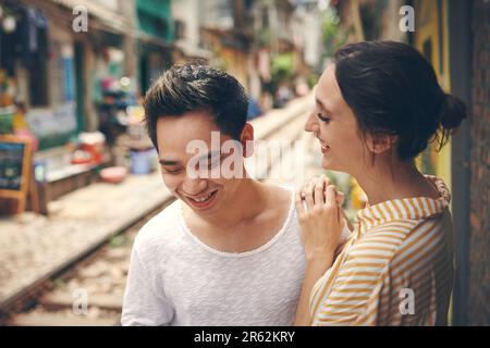 Beste Freunde sind die besten Paare. Ein junges Paar, das einen romantischen Moment in der Stadt Vietnam verbringt. Stockfoto