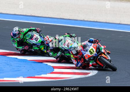 Axel Bassani (R) von Motocorsa Racong mit Ducati Panigale V4R in Aktion mit Jonathan Rea (C) von Kawasaki Racing Team WorldSBK mit Kawasaki ZX-10RR und Alex Lowes (L) von Kawasaki Racing Team WorlsSbk mit Kawasaki ZX-10RR während der FIM SBK Superbike World World bei der Piragna-Meisterschaft Mislia Romagna In Misano Adriatico, Italien, am 04. Juni 2023 - Photo FCI / Fabrizio Carabelli Stockfoto