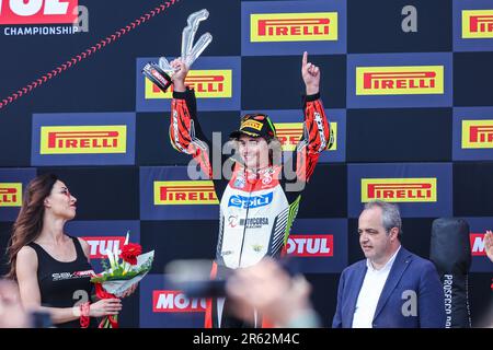 Axel Bassani von Motocorsa Racong feiert mit Ducati Panigale V4R den dritten Platz im Rennen 2 während der FIM SBK Superbike World Championship Pirelli Emilia-Romagna Runde auf dem Misano World Circuit. Stockfoto