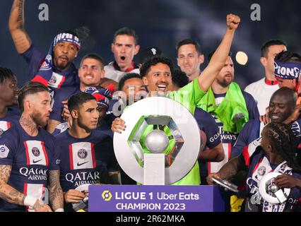 Marquinhos von PSG behält die Trophäe während der Feierlichkeiten nach dem Spiel, als er den Ligue 1-Titel 2022/23 während des Ligue 1-Spiels zwischen Pari gewonnen hat Stockfoto